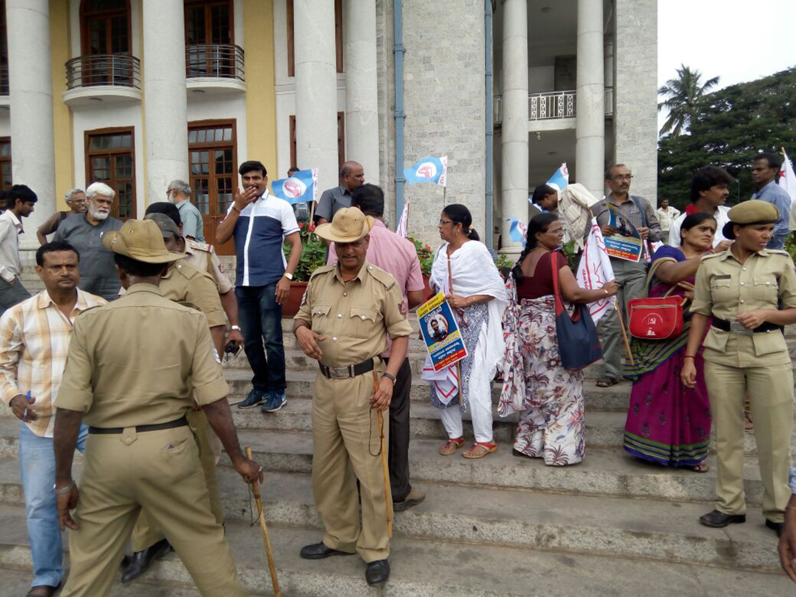 ಜಿಗ್ನೇಶ್ ಬಂಧನ ಖಂಡಿಸಿ ಪ್ರತಿಭಟನೆ : ನೂರಾರು ಕಾರ್ಯಕರ್ತರ ಬಂಧನ, ಬಿಡುಗಡೆ